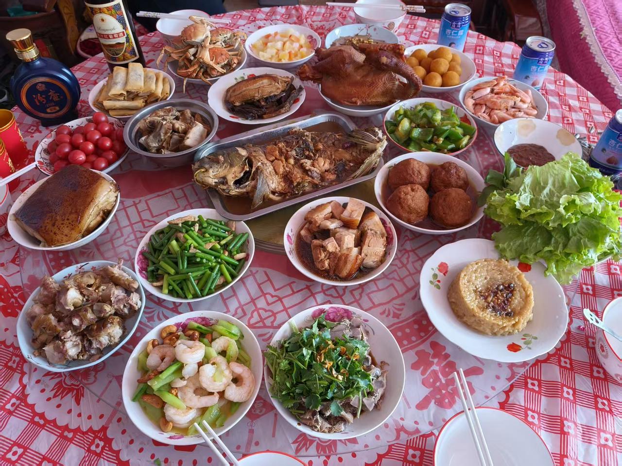 唐山老家妹妹发来的过年饭，午饭吃菜配米饭，晚上吃饺子