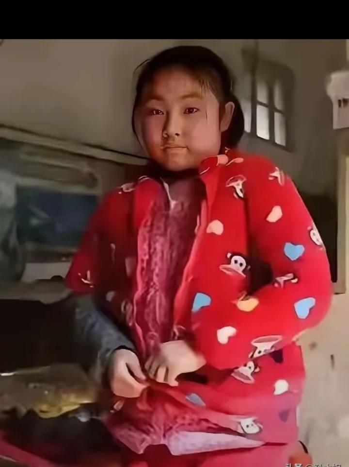 四川一位女孩，6岁的时候，父亲意外去世了。过了3年，母亲又改嫁了，身边唯一的亲人