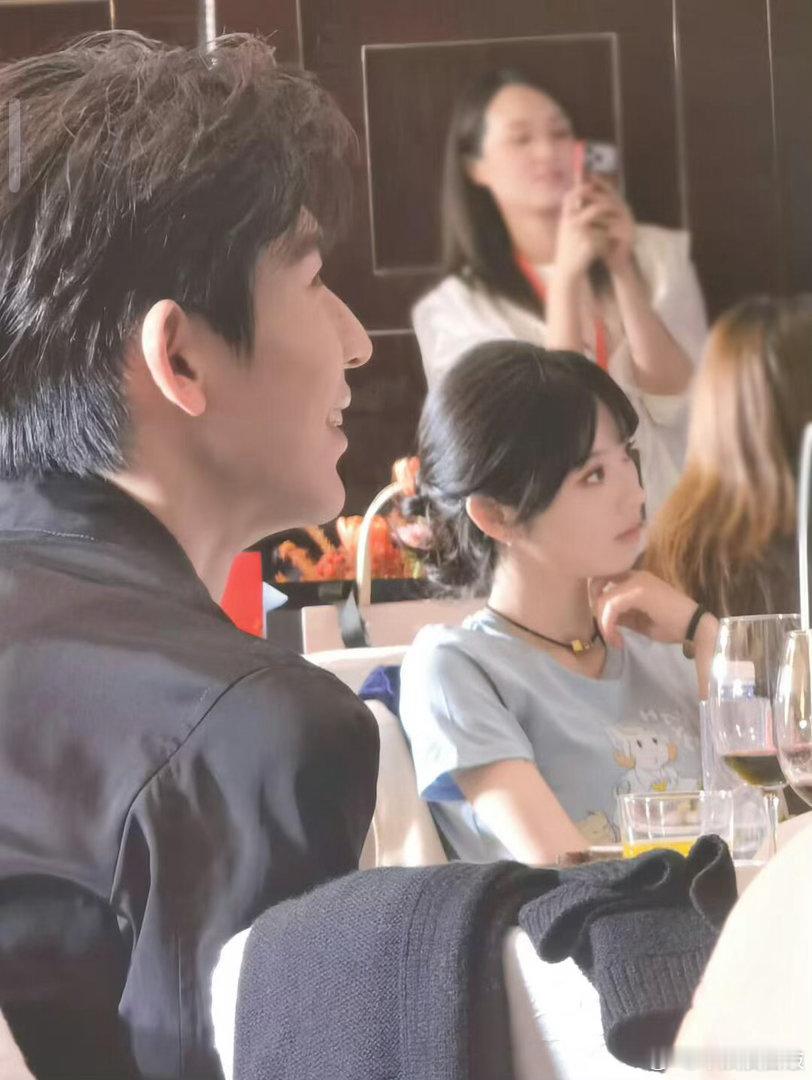 逐玉庆功宴路透张凌赫田曦薇庆功宴合影张凌赫田曦薇经纪人敬酒