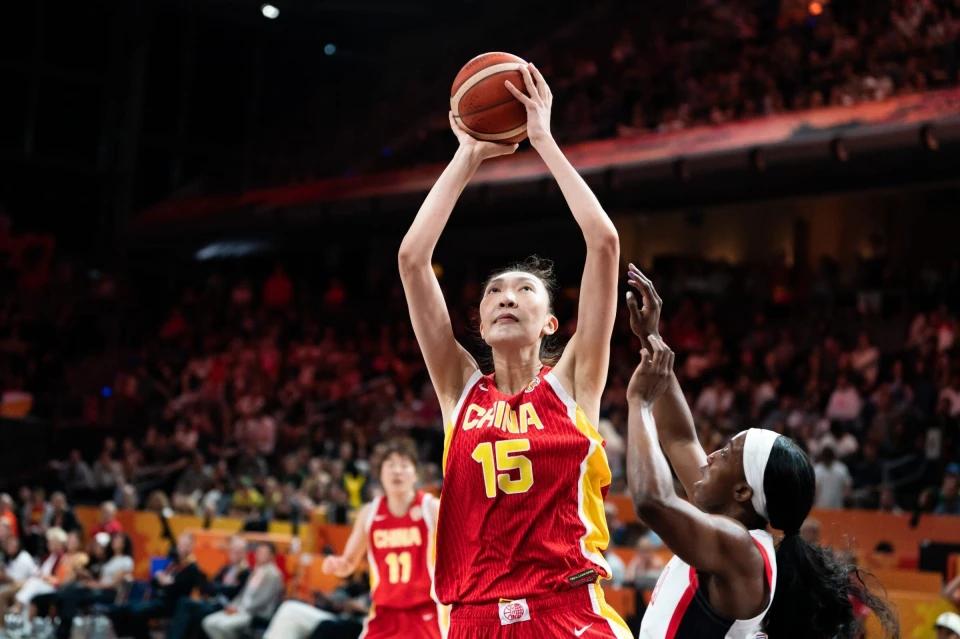 秋日生活打卡季2026女篮世界杯中国女篮以61比94输给美国女篮，核心中锋韩旭得