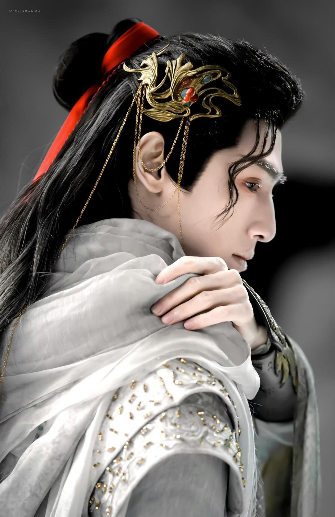 罗云熙一步一步一部一部罗云熙今年鲨疯了！《水龙吟》里是亦正亦邪的狐系美人唐俪辞，