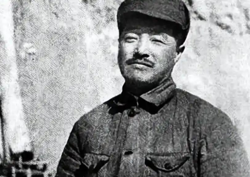 1963年贺龙独子没考上清华，找到父亲帮忙，谁知道贺龙居然大摇大摆开进了学校，而