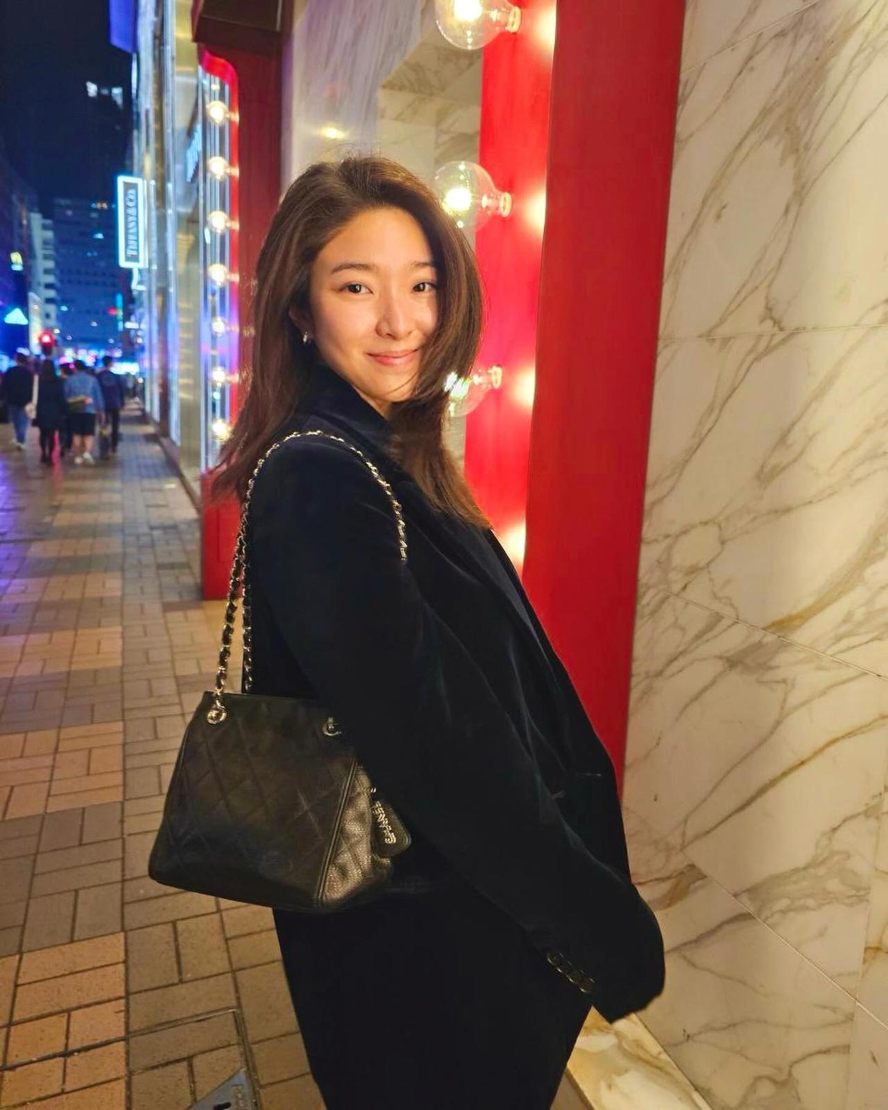 香港著名演员许绍雄的女儿近照，他女儿长得挺漂亮，遗传到父母的好基因，可惜没有在娱