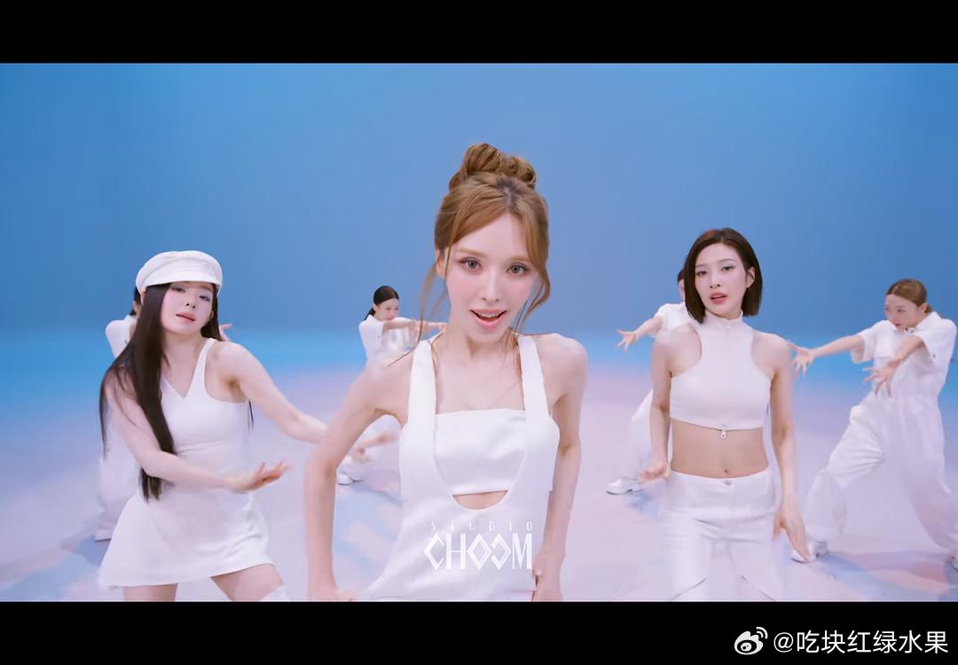 这居然是wendy 差点没认出来。。。 