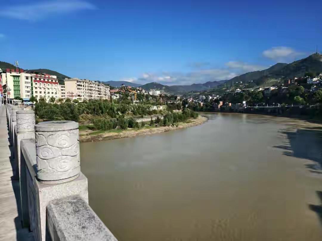以下是为你改写的文案：
 
婚礼变悲剧：旬阳跳河新郎父亲坚守真相，丧事暂缓
 