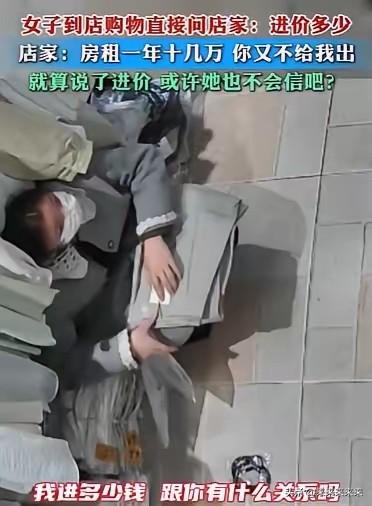 河南一家女装店里，老板娘正守着没什么客人的下午。一个中年女人走进来，在衣架前转了