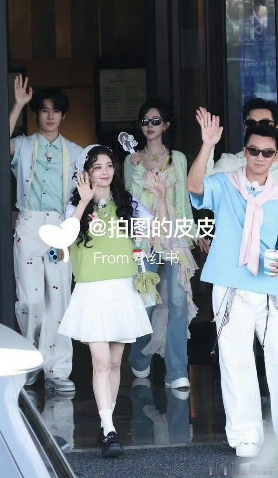 奔跑吧嘉宾路透，孟子义美的好突出，这身材比例是真好啊，头小脸小腿长个子高 
