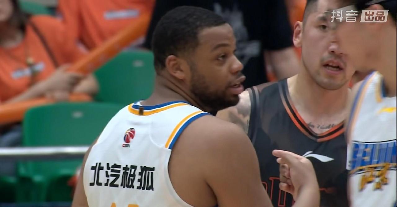 这场胜利本该让球迷高兴，但斯佩尔曼的表现实在让人看不懂，作为球队外援，他首发出场