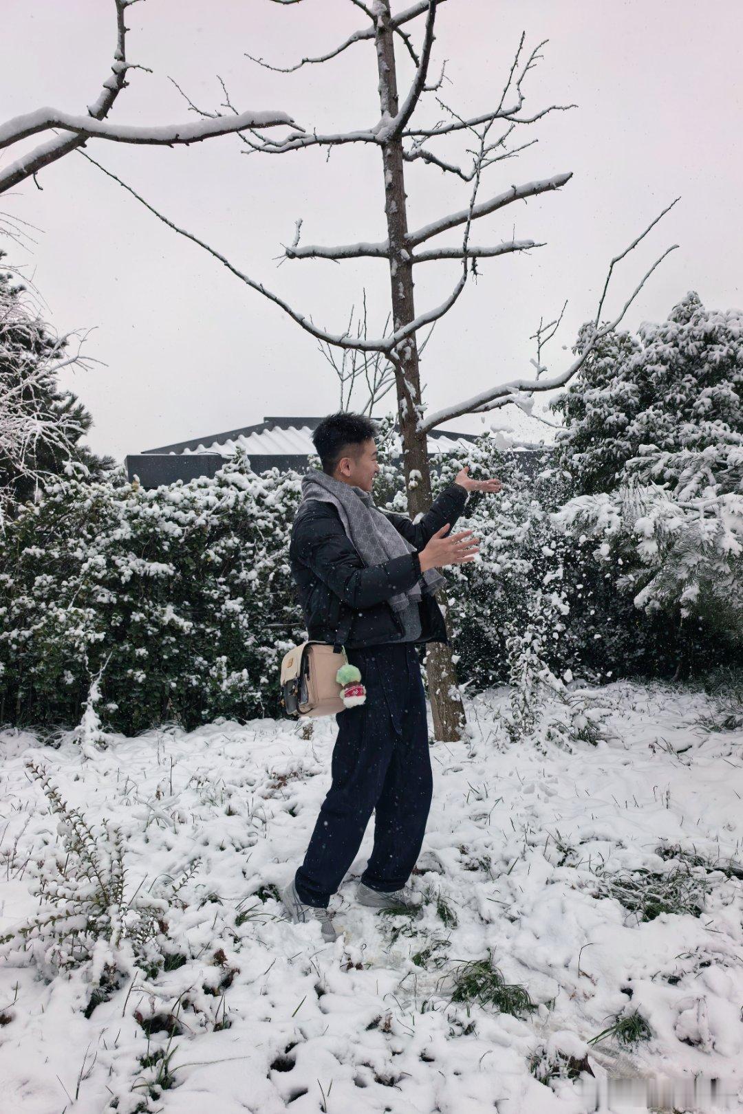 一眼分辨南方来的大土豆围着一小摊雪能玩一天半夜徒手下楼堆雪人几年难遇的雪算是给我
