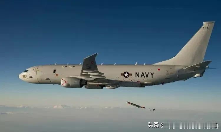 最近美国不断加紧与菲律宾的军事勾连。几乎在菲方船只6月非法闯入我南沙群岛仁爱礁邻