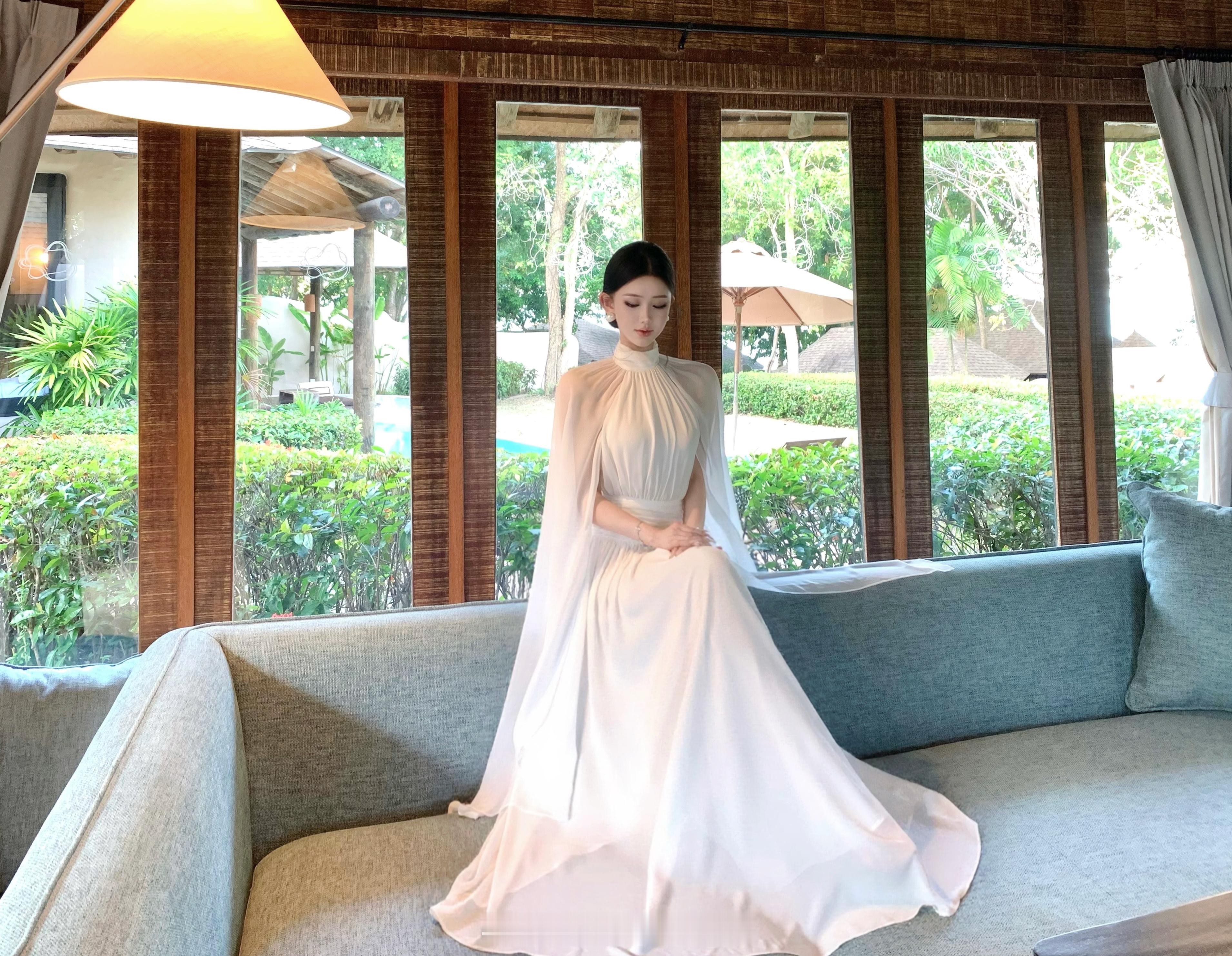 “平静是最好的感知力”🕊️/近几期出了很多类似款 纯色其实一点都不会无聊～连衣