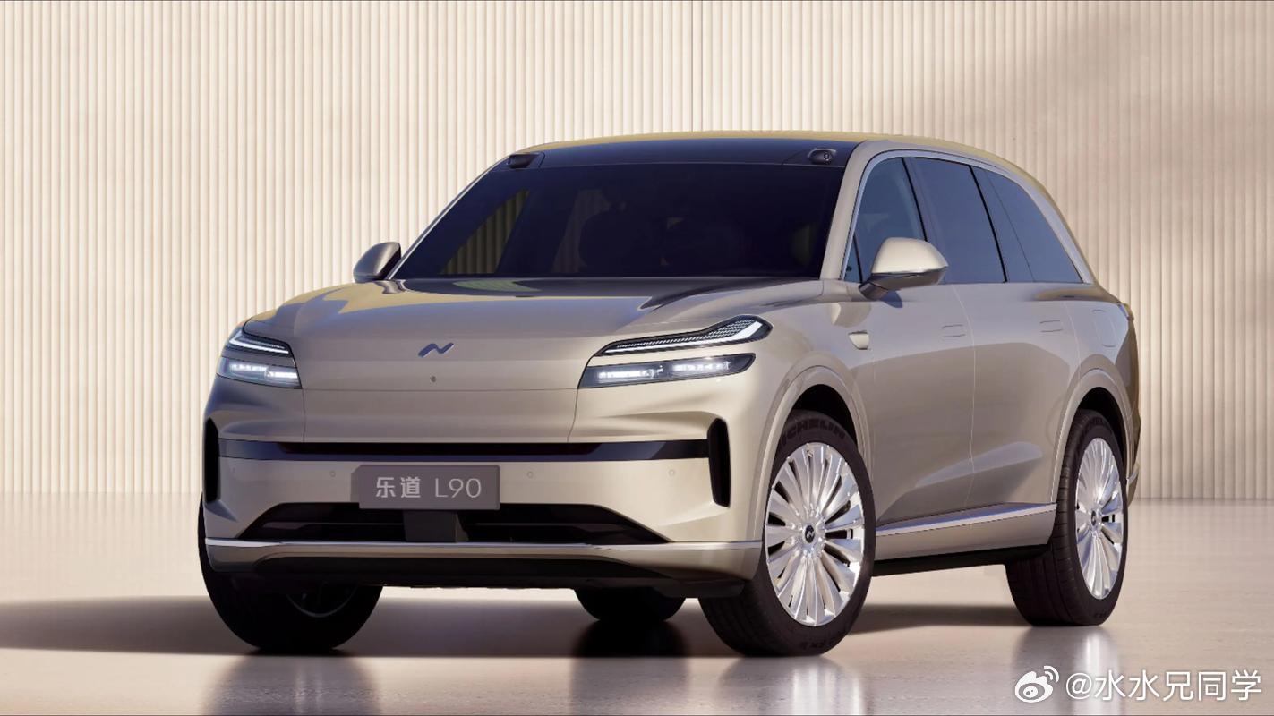 从乐道L90到蔚来ES8再到ES9能看到前备舱开口门槛和前机舱盖的下探程度：乐道