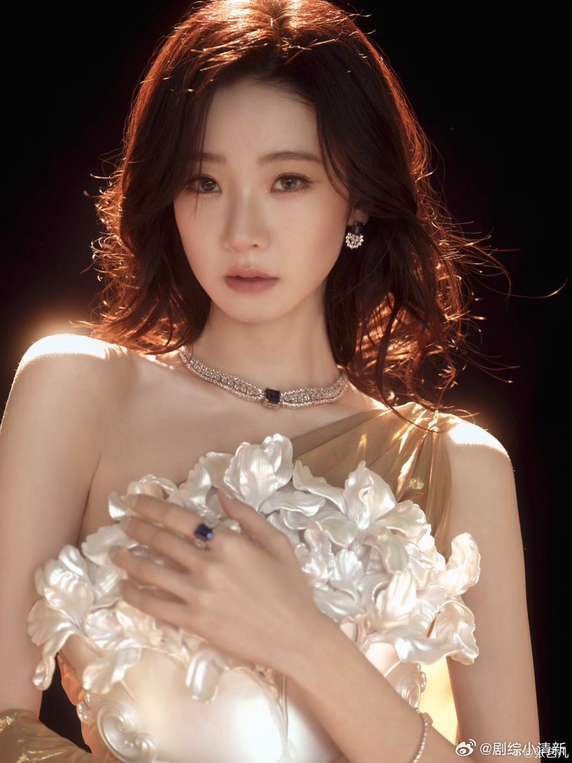 张艺凡鎏金女神降临张艺凡鎏金长裙氛围感 张艺凡今天的造型赢麻了！鎏金长裙自带光芒