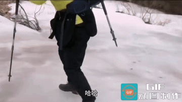 男子:趴下！趴下！
女子:哈哈！哈哈！
男子:别往那边去！
女子:哎呀！哎呀！