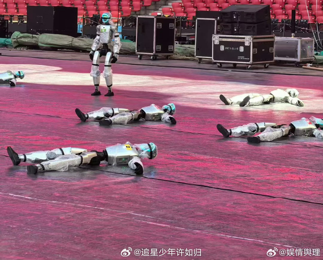 张杰鸟巢演唱会是1982闭幕式吧 被标题骗进去，结果是张杰的科幻舞台。机器人伴舞
