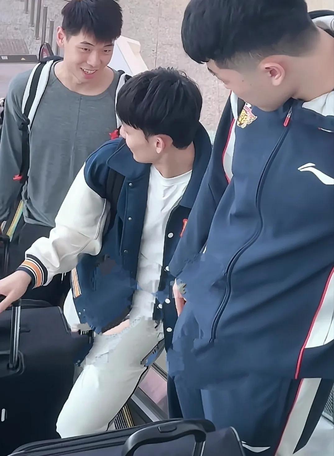 广东队来到浙江，今晚客打广厦。
为了前四名位置，广东队下面的比赛都得全力以赴。带