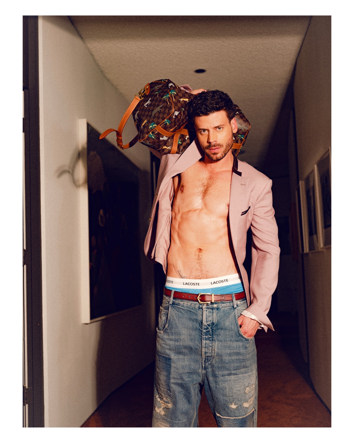 后入视角！François Arnaud 新《Behind The Blinds