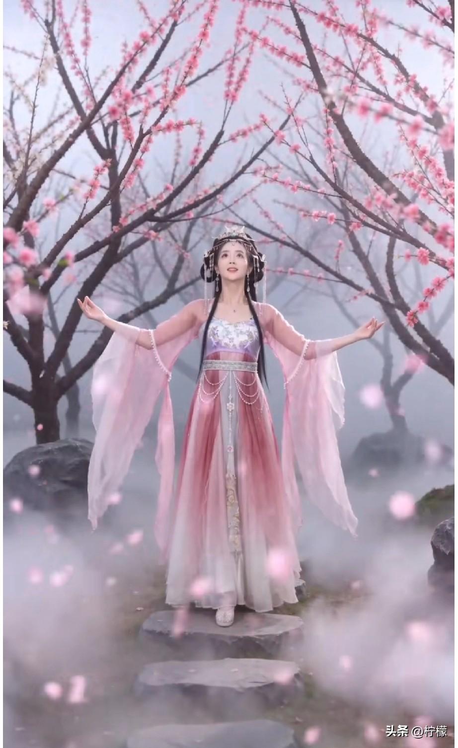 二月初一晚上放水。
二月初一的晚上，临睡之前在门
口、阳台、客厅各放一杯干净的清