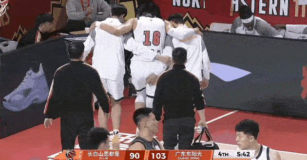 焦泊乔意外崴脚，广东队球迷一阵头大，内线刚有所好转，难道又要再现上个赛季的窘境了