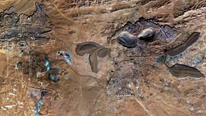 矿坑为大地留下的印记，或抽象或写实