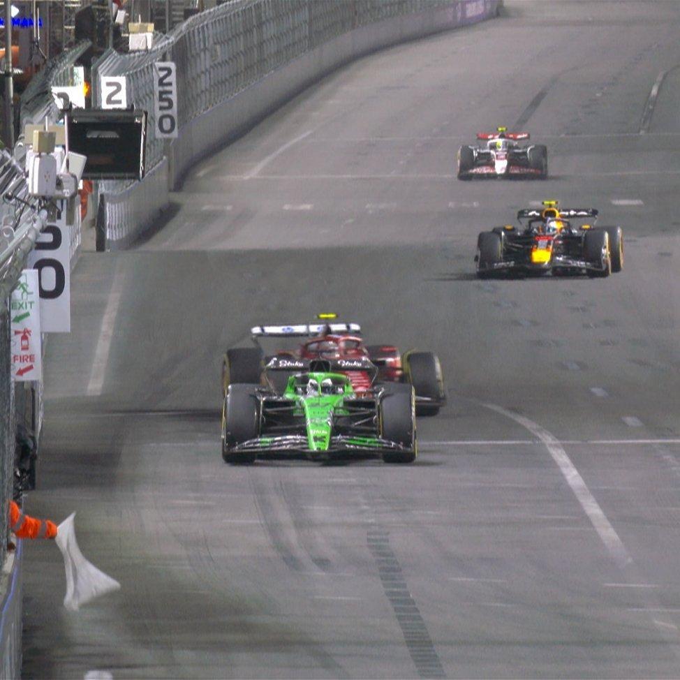 霍肯伯格没有意识到身后的汉密尔顿并非是台慢车 而是在做飞行圈当中 汉密尔顿见此抽