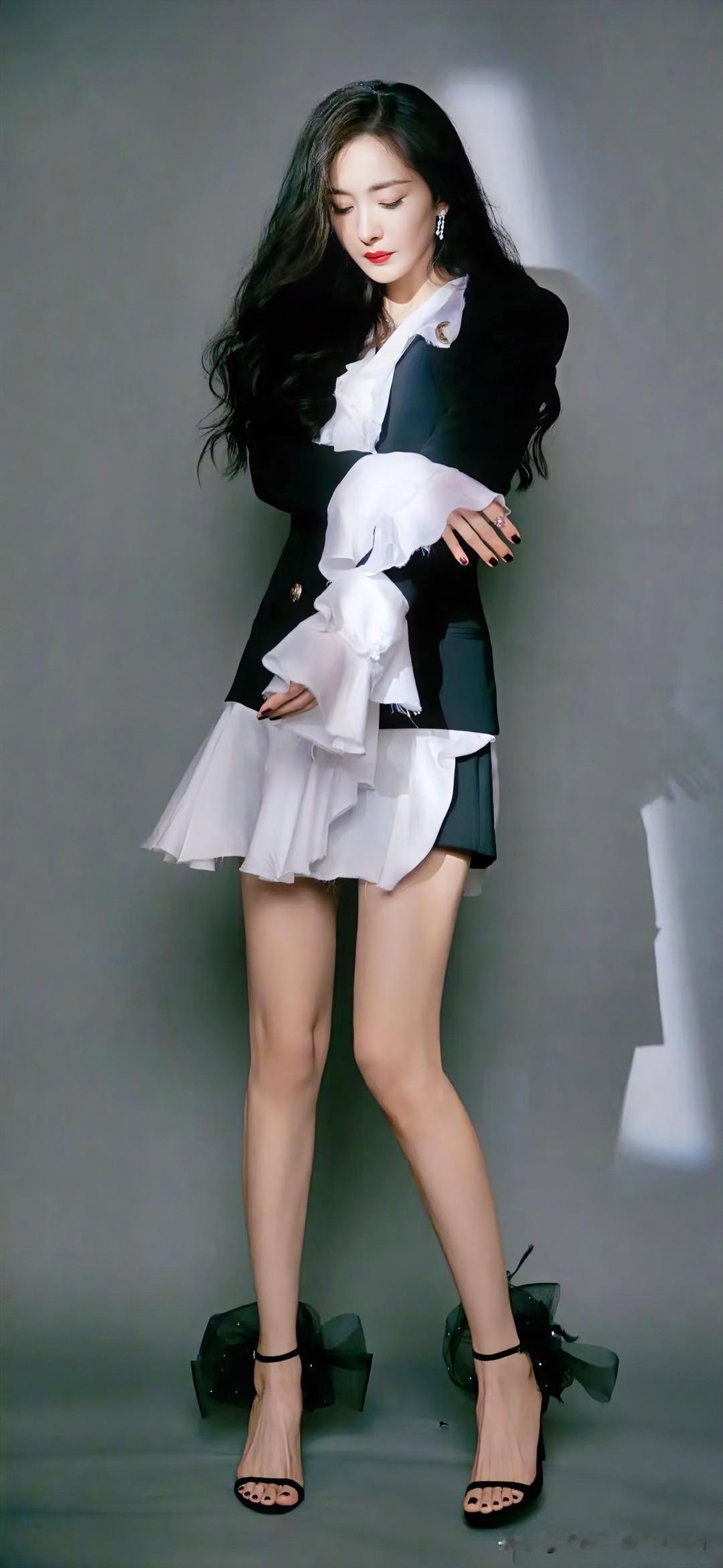 杨幂穿成这样，大长腿想藏都藏不住