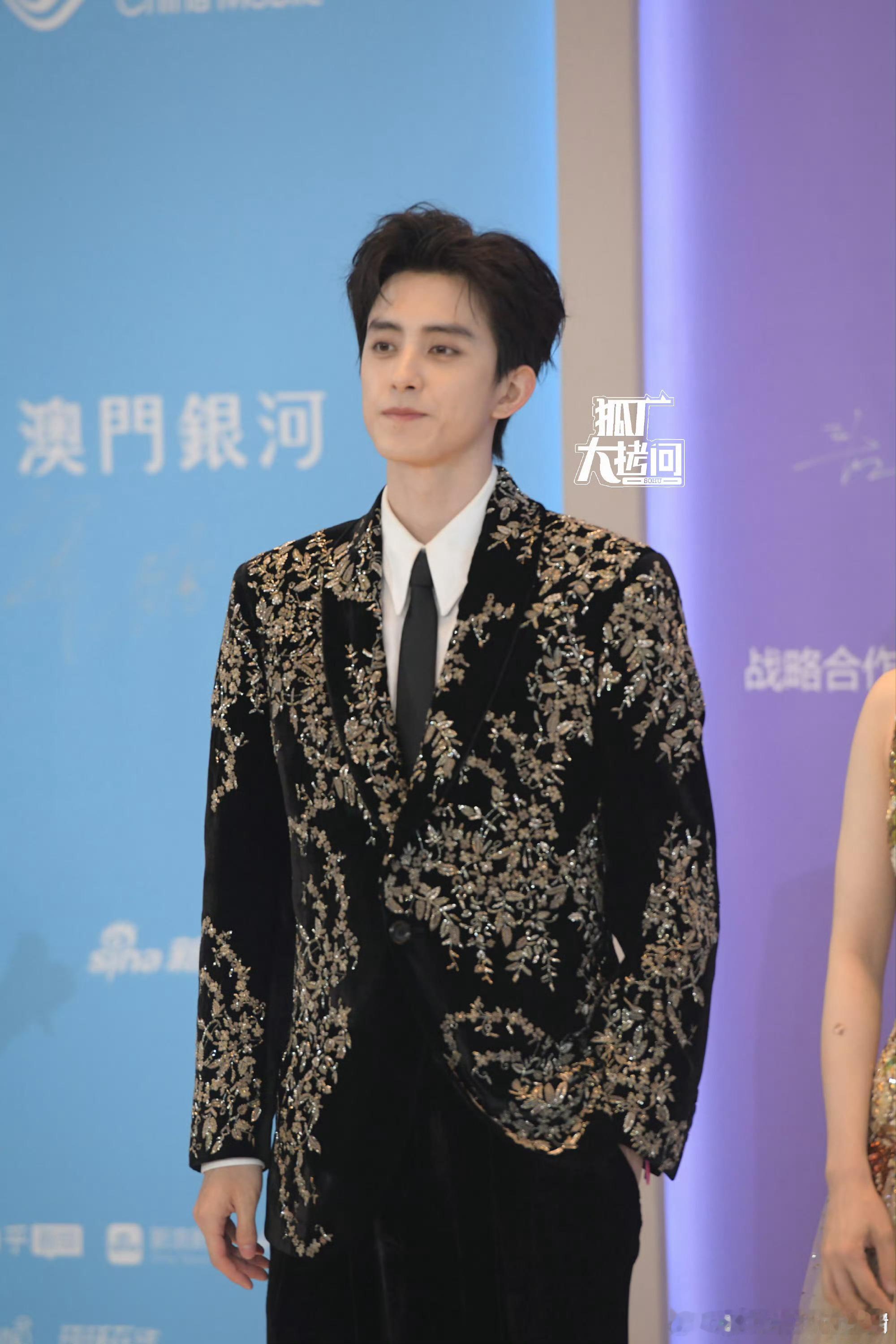 敖瑞鹏张晚意红毯生图状态 