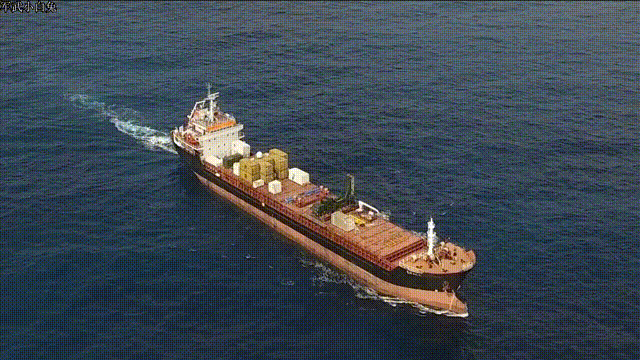 以色列“劳拉”短程弹道导弹系统在商船上进行海上发射试验画面，导弹命中400公里外