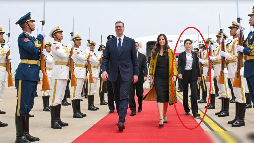 塞尔维亚总统武契奇抵达北京，他的妻子塔玛拉·武契奇也一同访华。

中国给来访外国