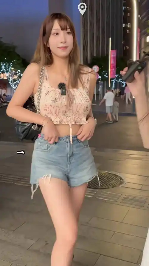 在政治与经济界，混得风生水起的女人本质上，可以等同于力气比较小的男人。同样，很多