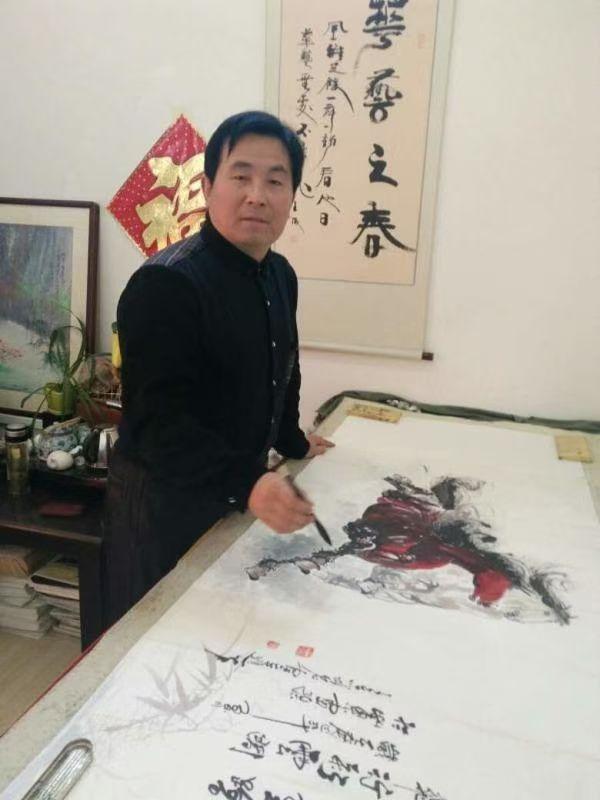 王杰擅绘骏马，笔墨间尽显驰骋豪情。他以线条立骨，运笔劲挺利落，精准勾勒出马的筋骨