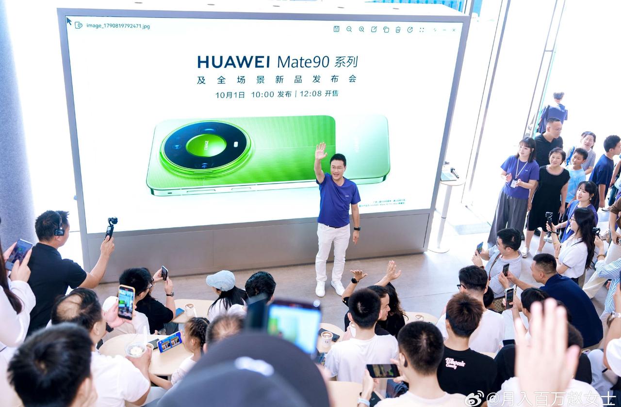 CEO 何刚当一日店长。不仅有何刚现场重点讲解了 Mate90 系列黑科技，近距