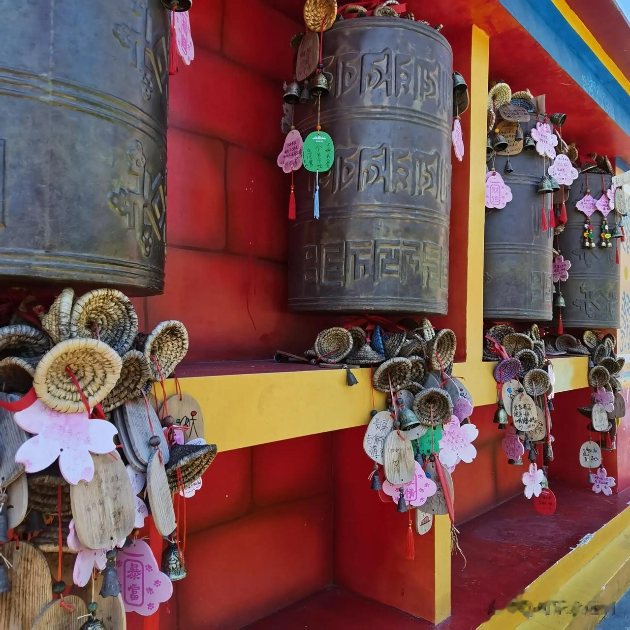  
秋的风铃，听秋的声音。
风铃捕捉风的脚步，窗边、阳台、玄关都更加活泼，充满仪