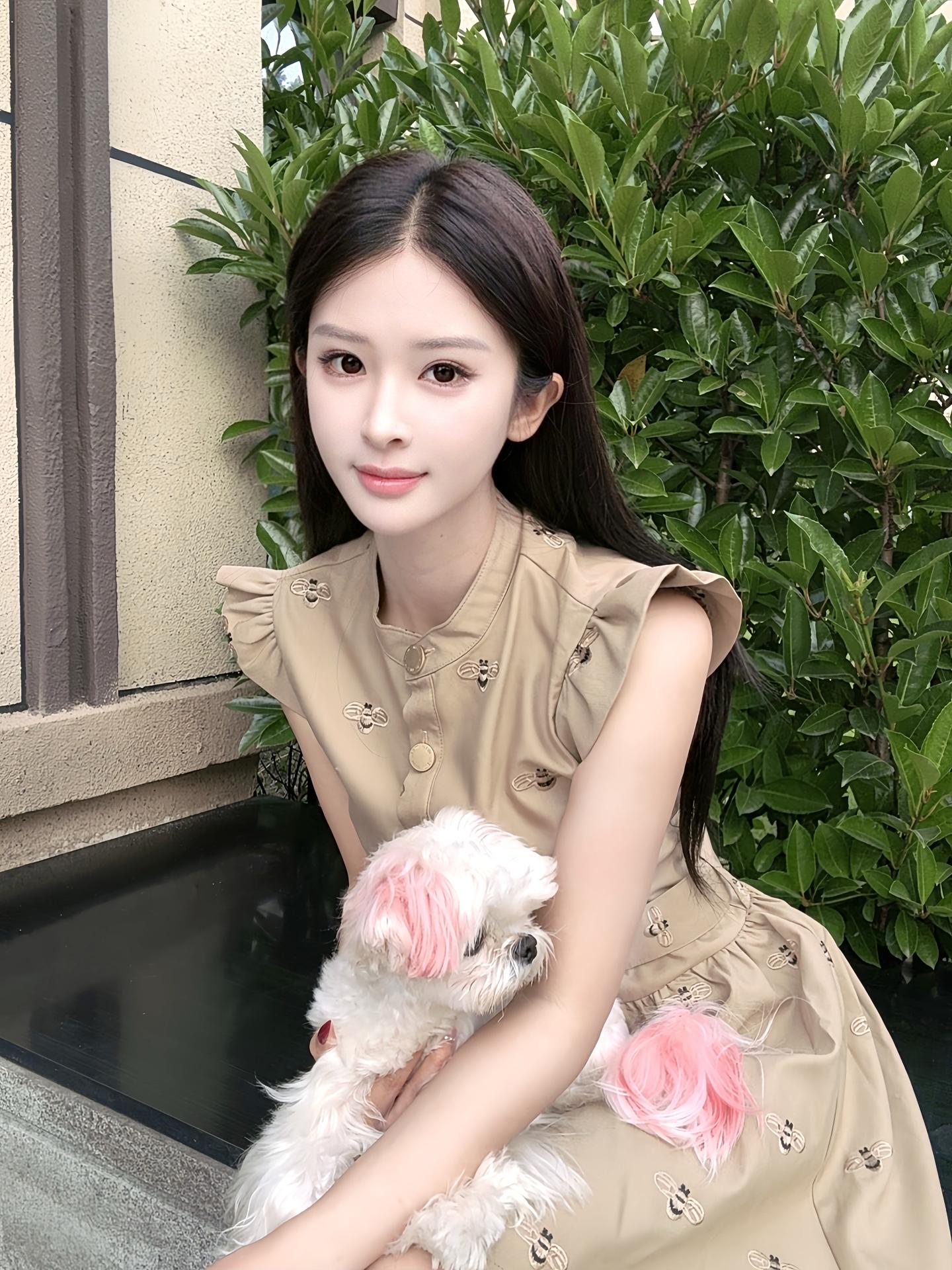 注意看 这个女人叫小美
