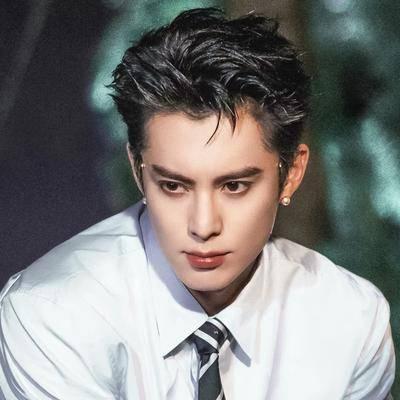 近日黄子韬与徐艺洋夫妻直播，弹幕提问王鹤棣私下为人如何，黄子韬没有客套回避，直接