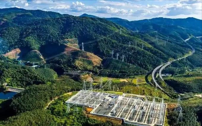-中老电网速建、吕宋走廊停滞：基建落地见真章。2024年，跨境基建领域呈现出极具