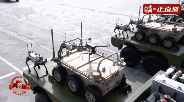 【海上作战“奇兵利器”引关注】海上无人作战方队驶过天安门广场。受阅的新型无人潜航