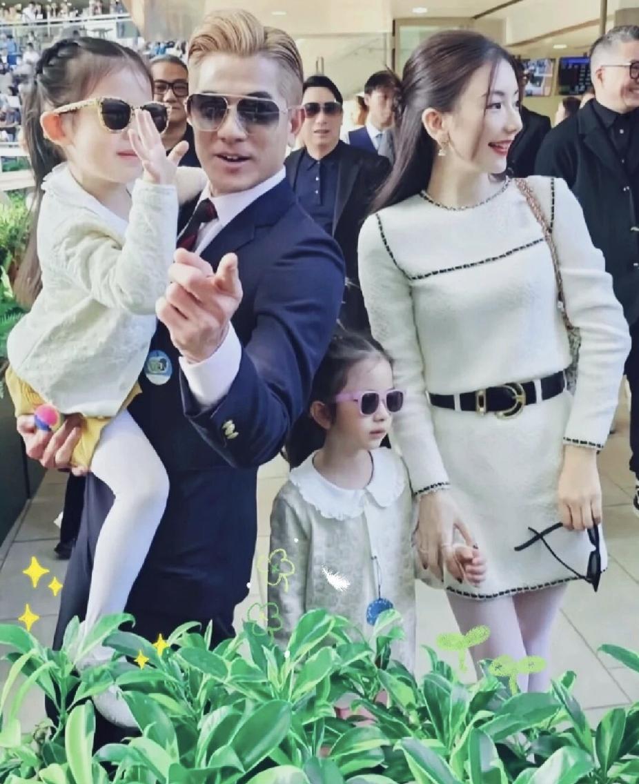 谁能想到，郭富城都60岁了！照片里他金发墨镜、西装笔挺，抱着女儿，方媛带着另一个