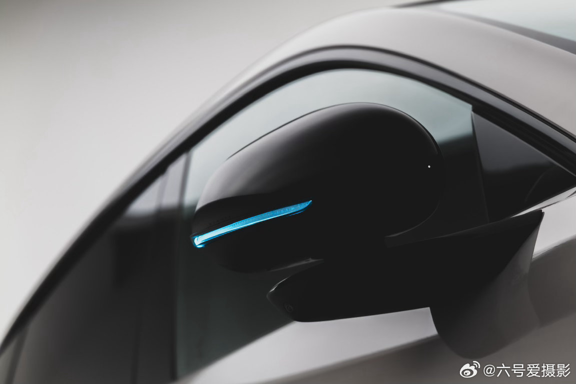 现场拍摄了“热乎”的小鹏MONA  L03现在还不能说太多 喜欢头灯组 尾灯组 