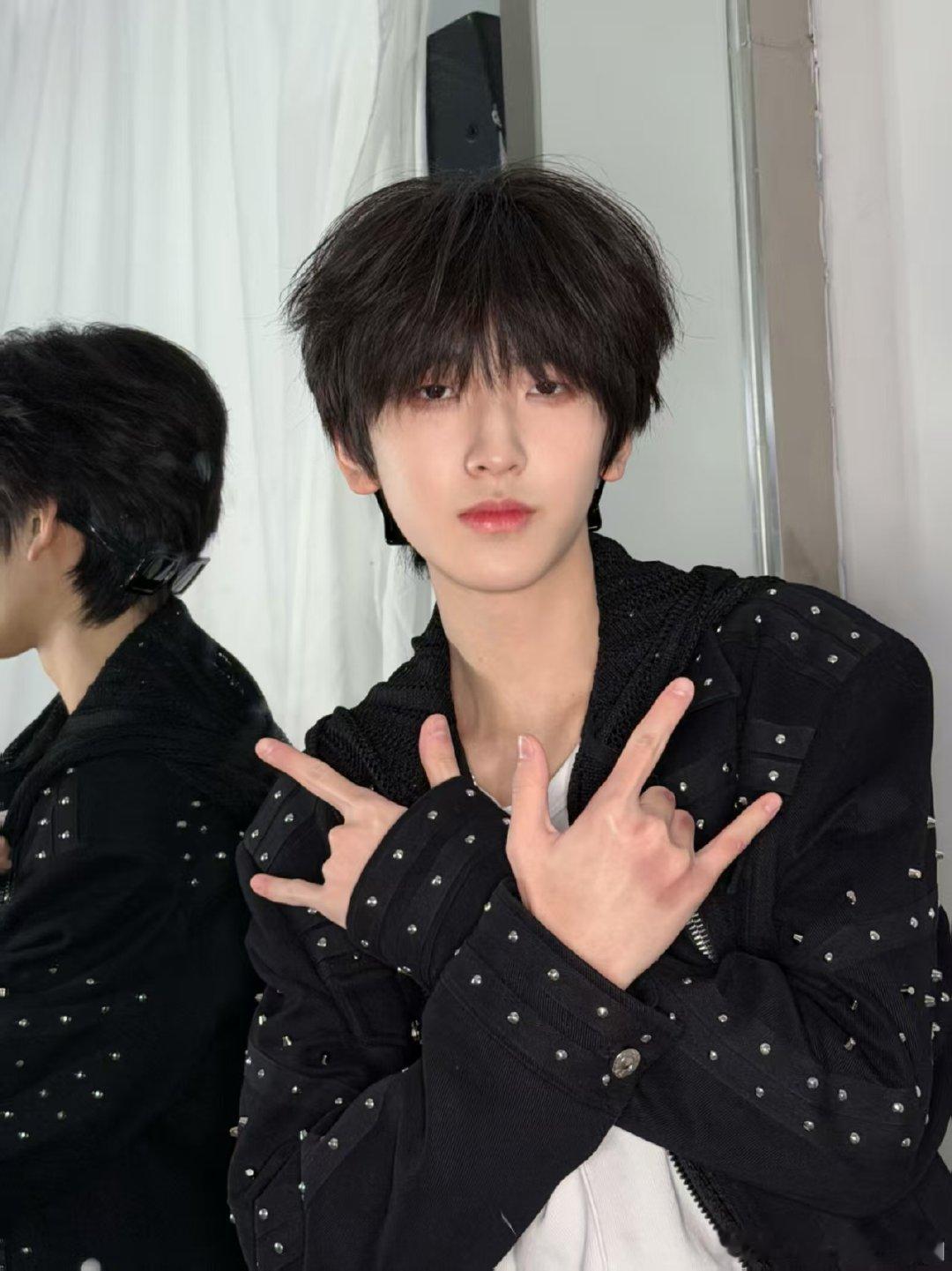 左奇函函奇左十八宫格左奇函第二形态十八宫格 哇这个风格好适配啊~ 