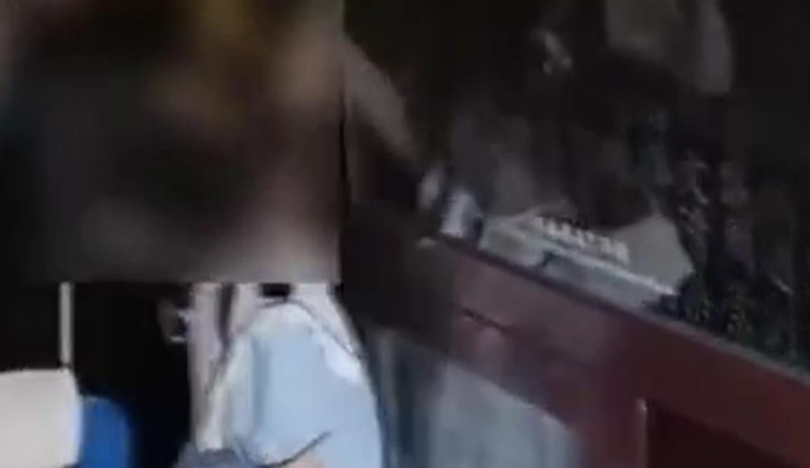 【西安大雁塔内一对 官方：系明清文物】7月3日，陕西西安大雁塔内，一对母女推开保