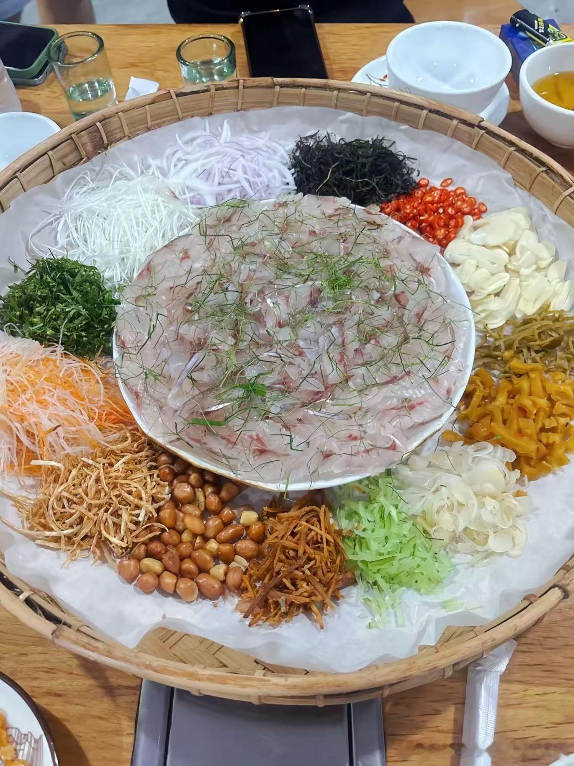 呆家里总是闲不住，晚上喊助理出来吃点鱼生，小酌几杯，朋友们看着有没有流口水黄金金