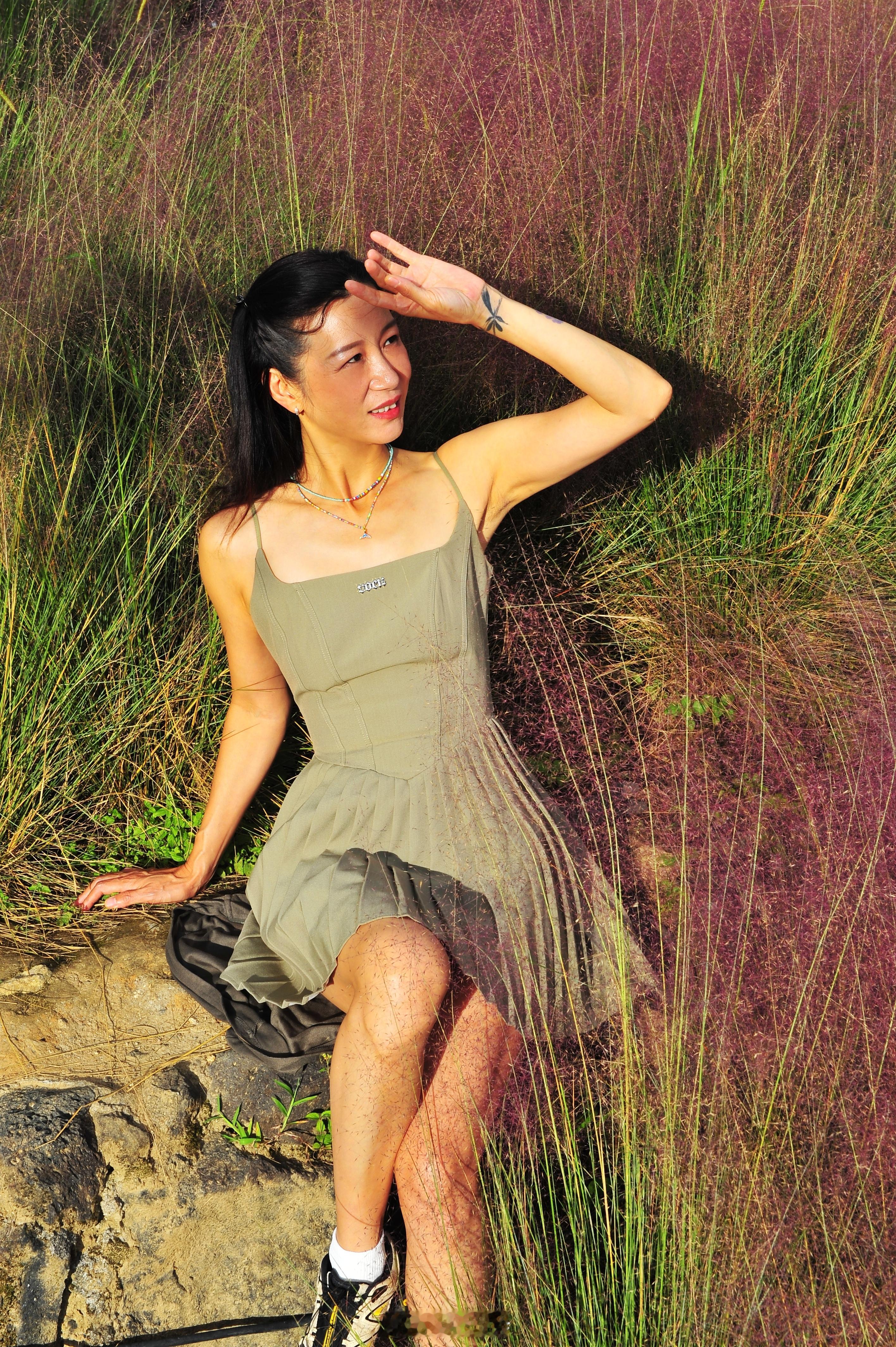 在粉黛乱子草的柔波里躺成一幅画，脖颈间是闺蜜（小红书时尚首饰白水晶好运 粘粘有余