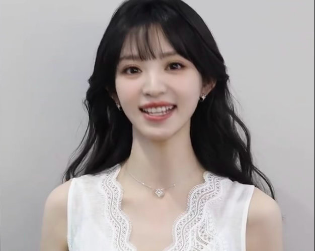 不只是红气养人呀，田曦薇一直以来都很漂亮