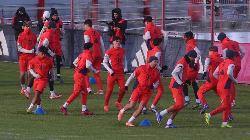 拜仁也已经恢复训练，基米希依然因为脚踝伤病单独练习，不过德国媒体表示基米希和诺伊