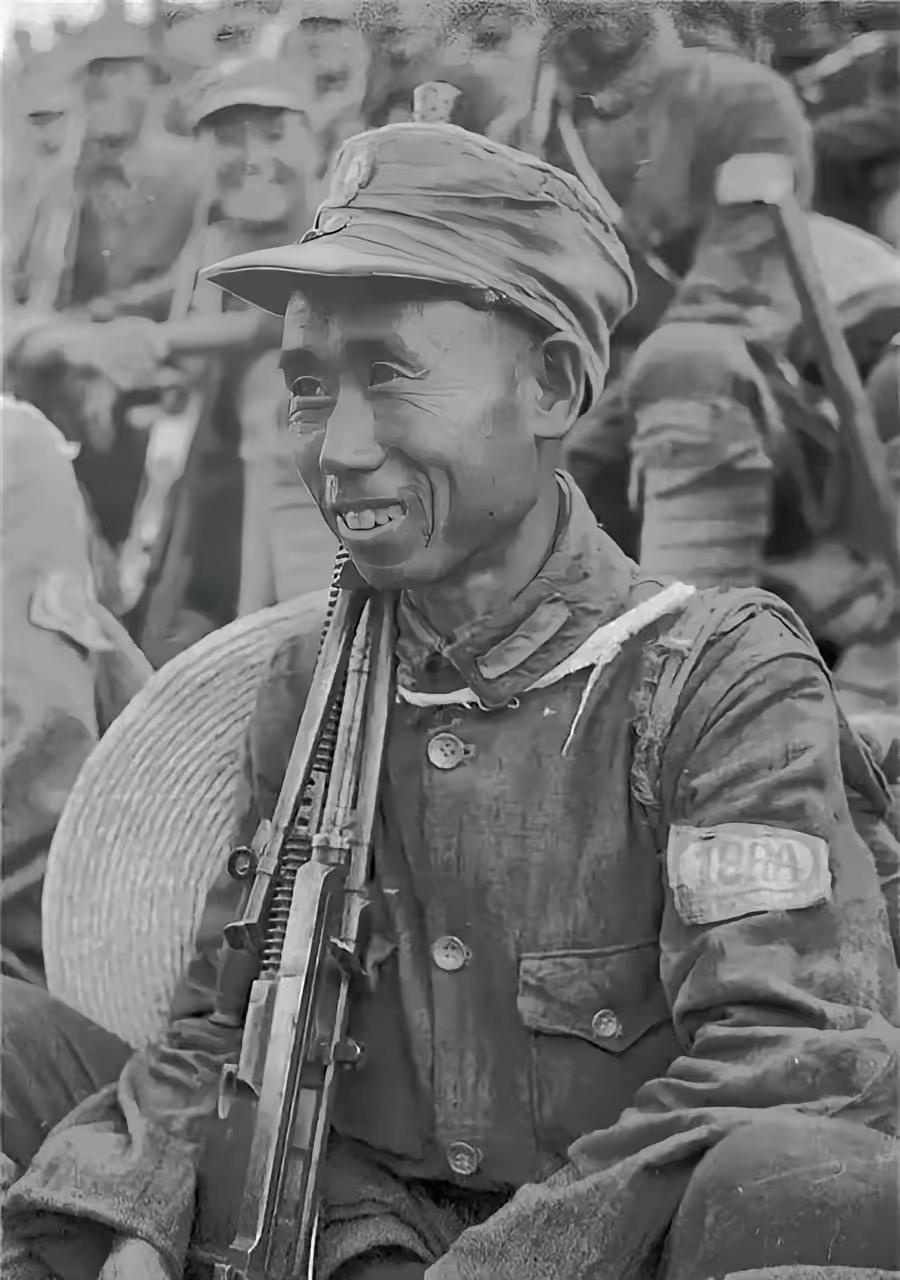 1945年，八路军神枪手裴天来被俘，日军将他绑在一棵大树上，谁知他一瞪眼，日军竟