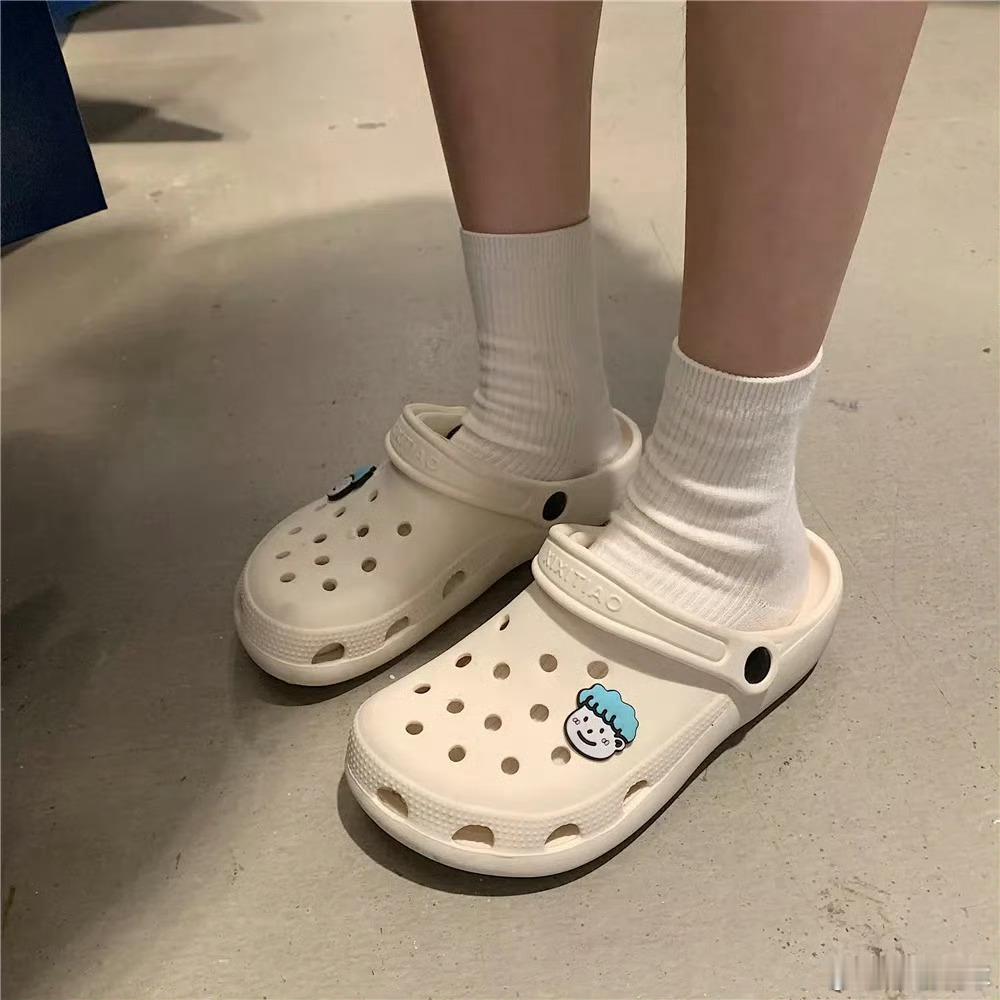 女子常穿洞洞鞋致足底钙化行走困难洞洞鞋穿着真的挺方便的，还百搭，不过洞洞鞋危害那