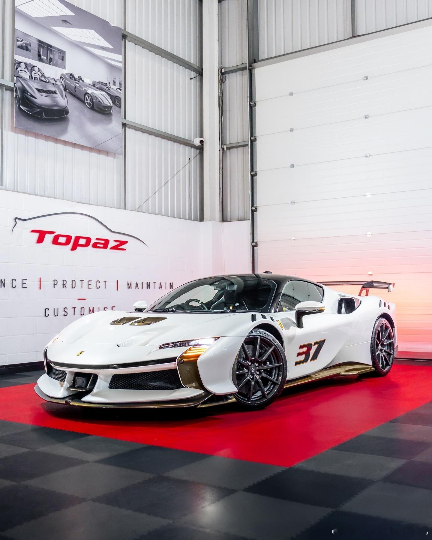 比安科意大利，金色调碳纤维，搭配同色系的金色赛车涂装，还有比这更棒的法拉利SF9