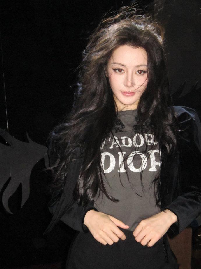 迪丽热巴芭比娃娃真人版迪丽热巴美得完全不像真人，又美出新高度了。迪丽热巴这是真人