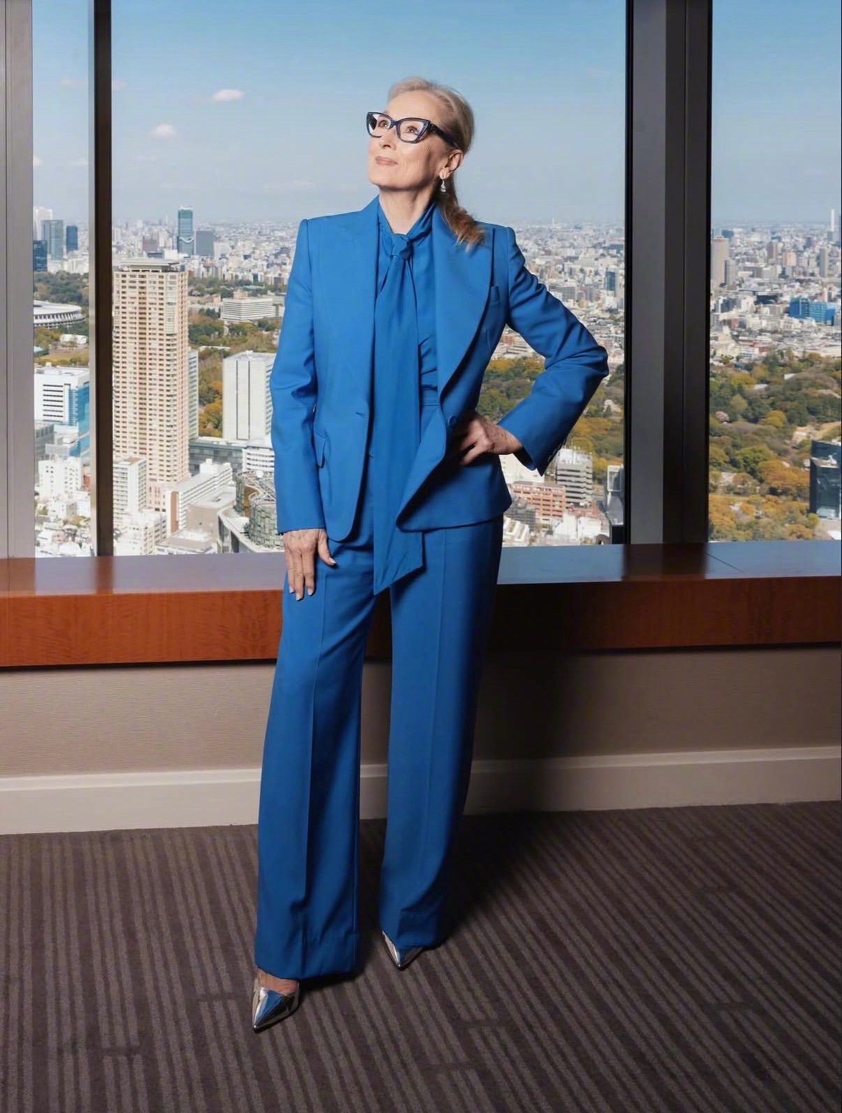 “女魔头”梅姨在东京跑宣传时穿的这套Alexander McQueen 定制蓝色